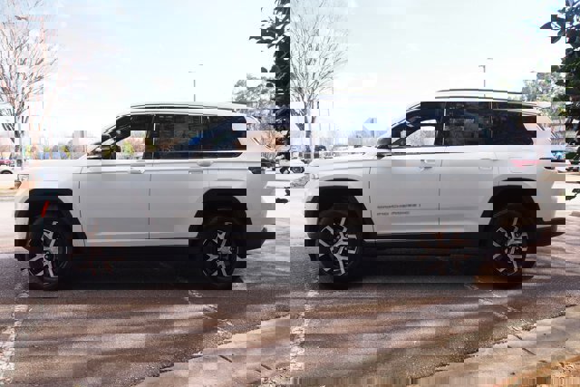 Used 2025 Jeep Grand Cherokee L Limited w/ Luxury Tech Group II image 2