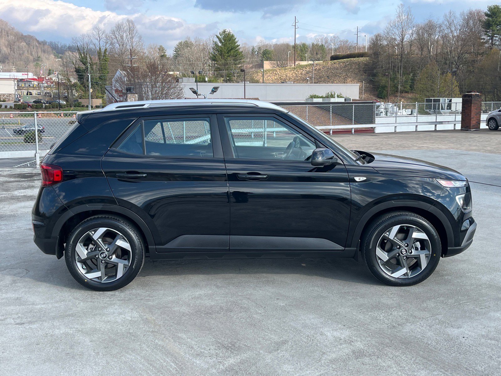 Used 2025 Hyundai Venue SEL FWD image 2