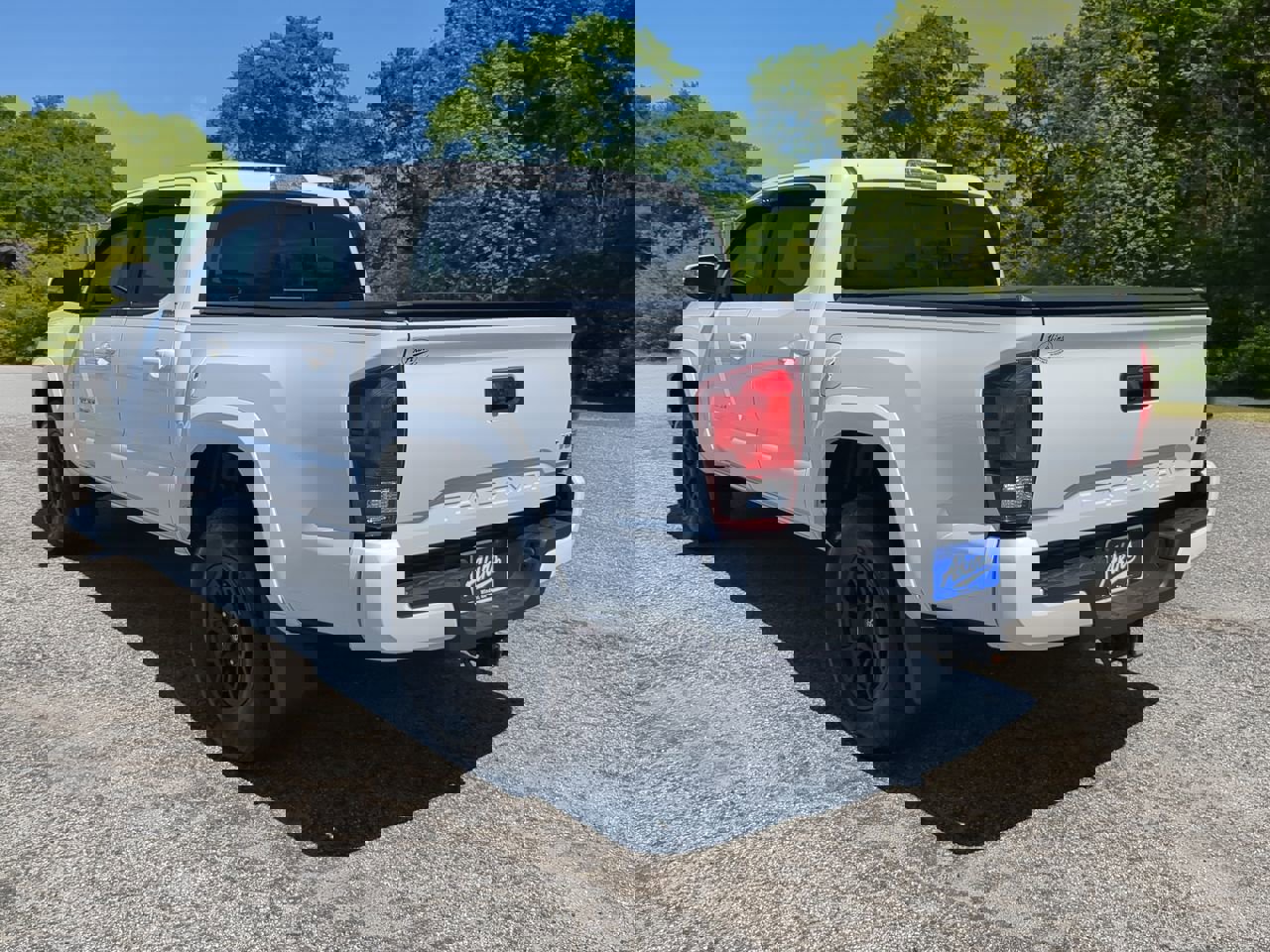 Used 2022 Toyota Tacoma SR5 w/ Technology Package RWD image 2