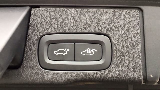 Used 2022 Volvo XC60 B5 Momentum w/ Climate Package image 10