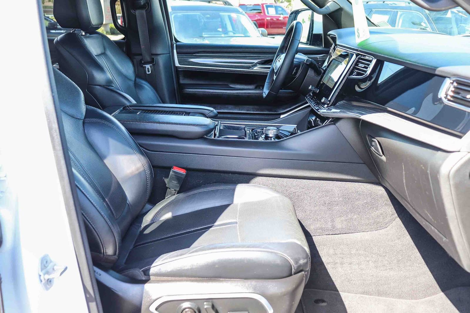 Used 2022 Jeep Wagoneer Series III w/ Flexible Seating Group AWD/4WD image 16