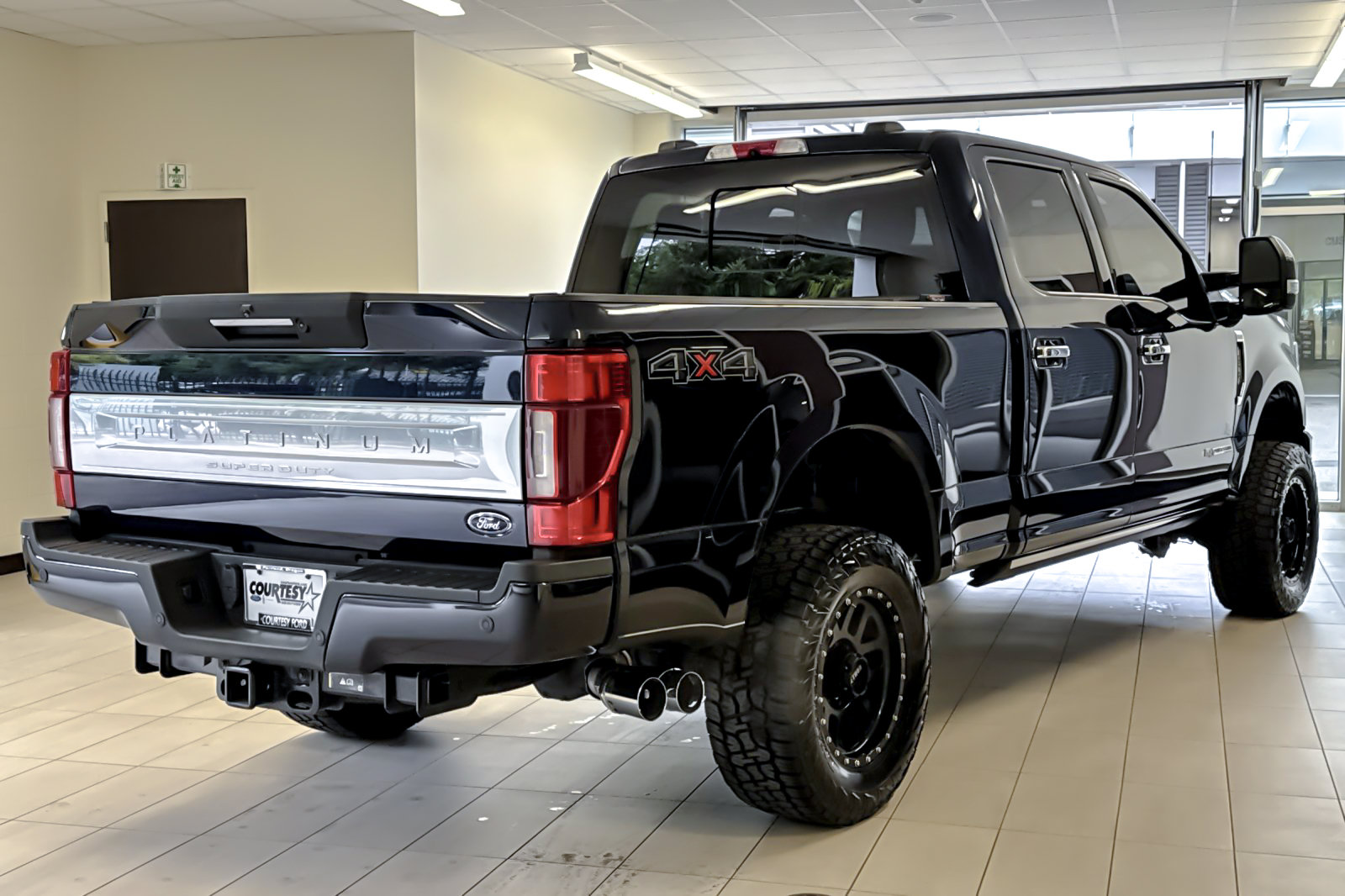 Certified 2022 Ford F350 Platinum AWD/4WD image 4