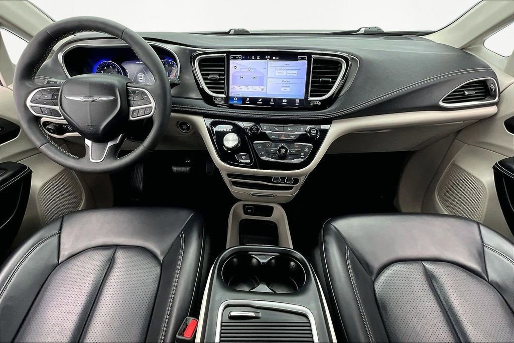Used 2023 Chrysler Pacifica Touring-L image 16