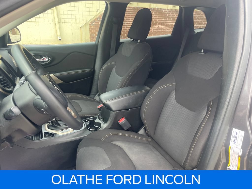 Used 2017 Jeep Cherokee Latitude FWD image 17