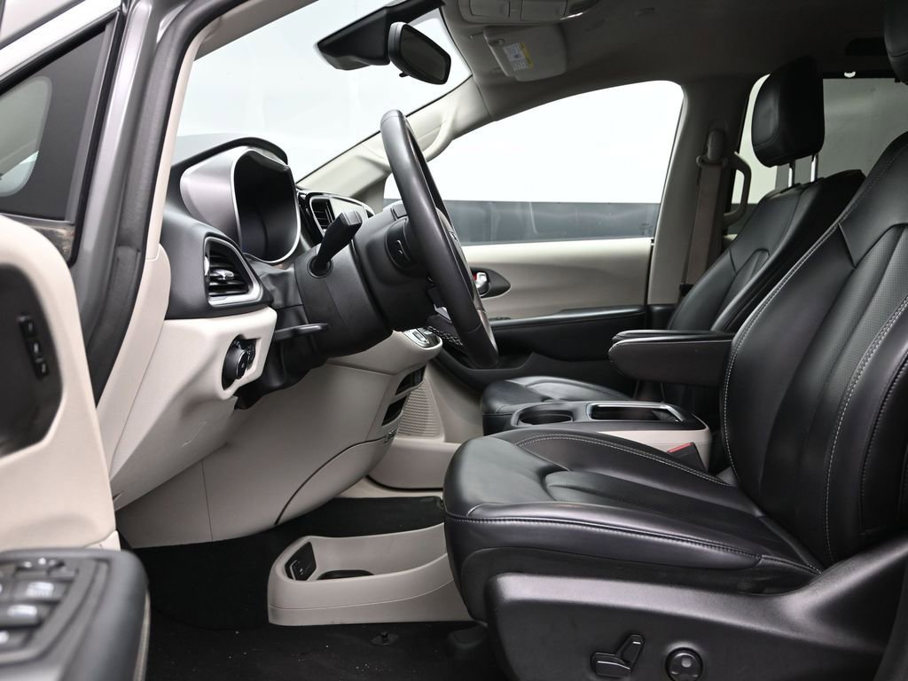 Used 2023 Chrysler Pacifica Touring-L image 17