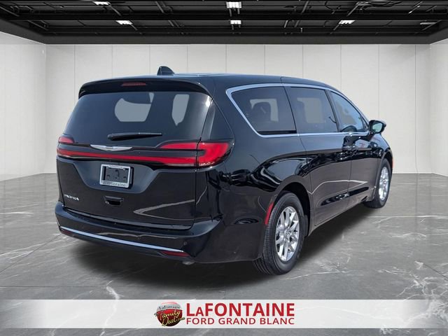 Used 2025 Chrysler Pacifica Select FWD image 5