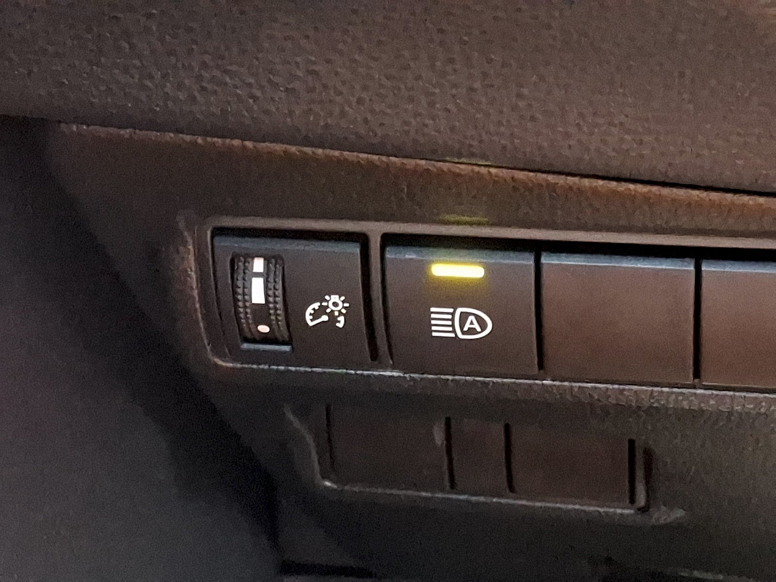 Used 2025 Toyota Corolla Cross LE FWD image 25
