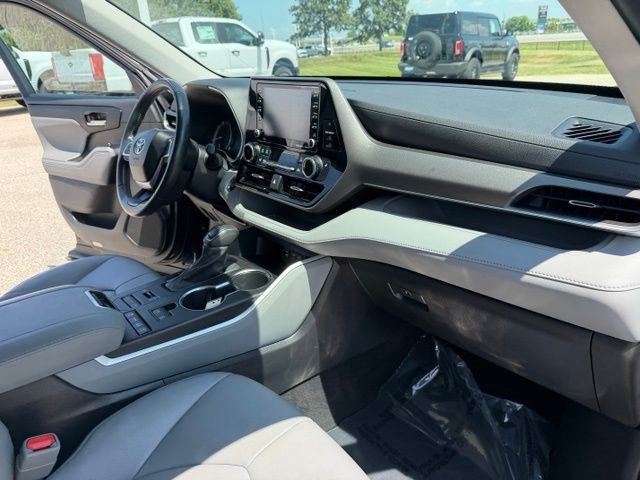Used 2022 Toyota Highlander XLE AWD/4WD image 43