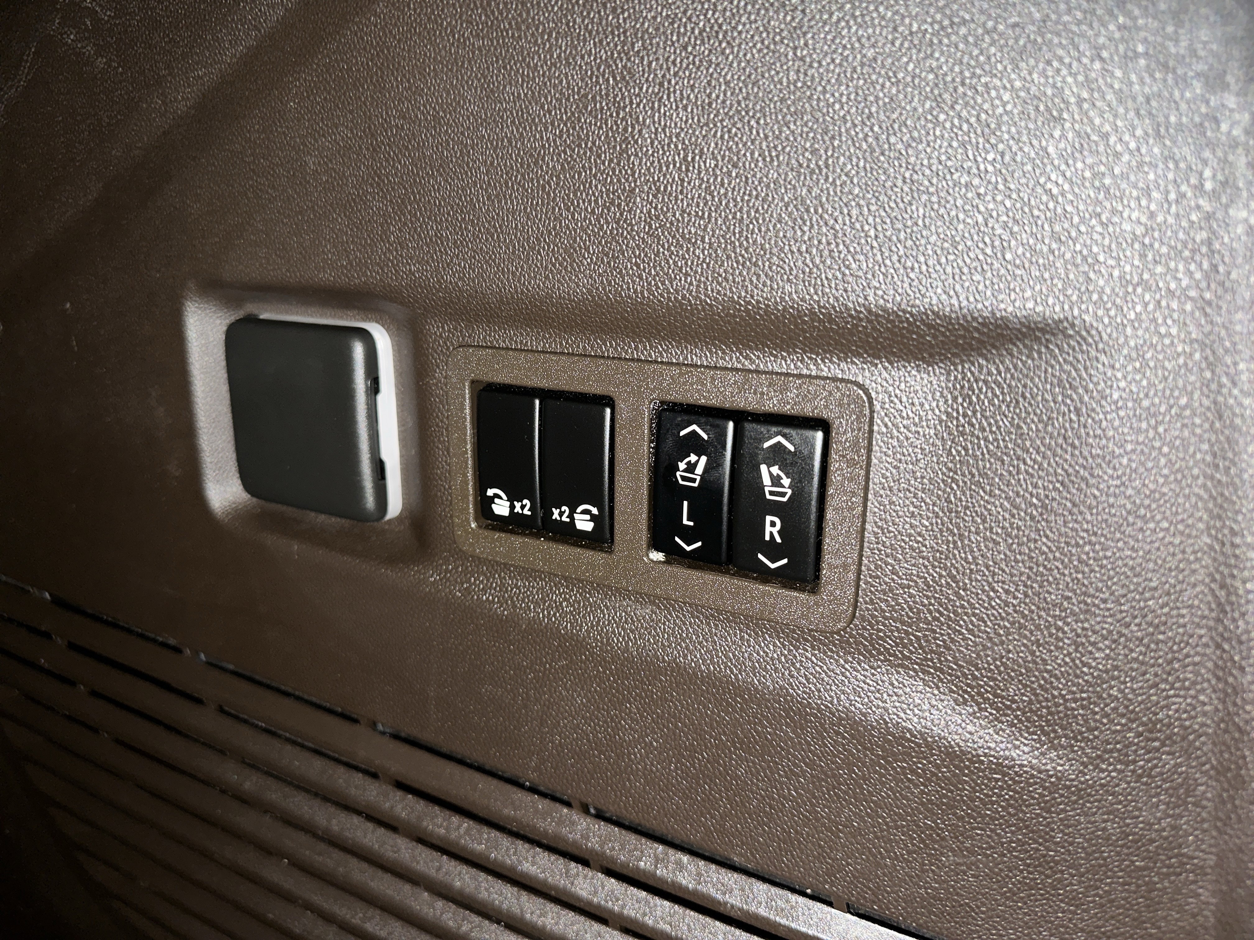 Used 2021 GMC Yukon Denali w/ Denali Premium Package image 31