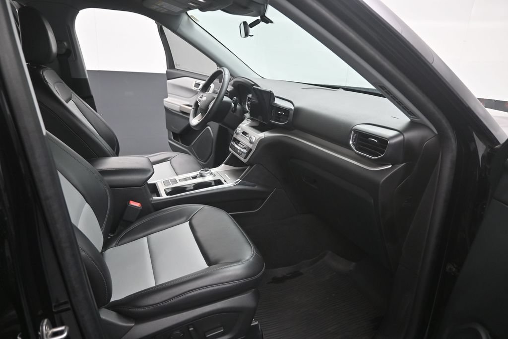Certified 2023 Ford Explorer XLT w/ Equipment Group 202A RWD image 24