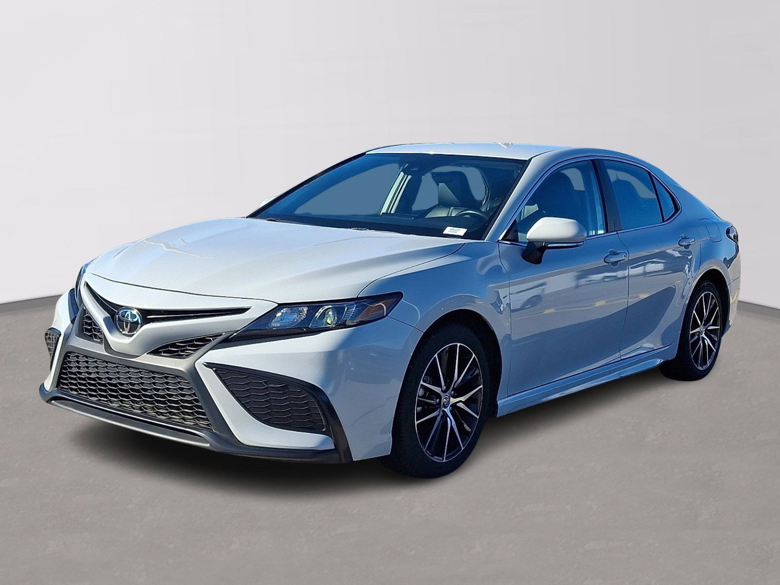 Used 2024 Toyota Camry SE image 3