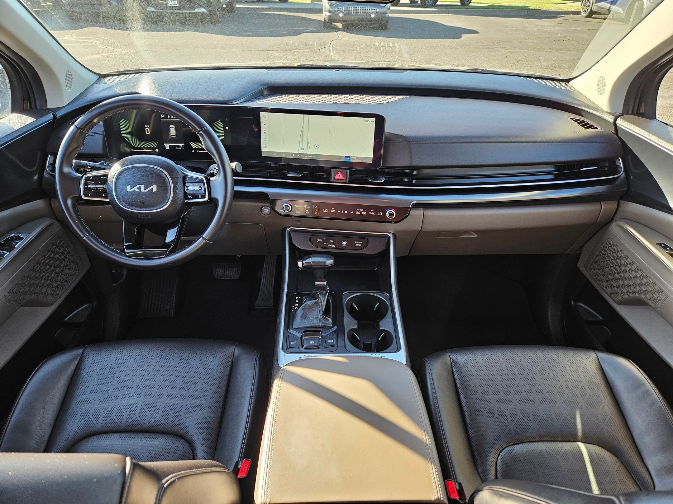 Used 2025 Kia Carnival FWD image 39