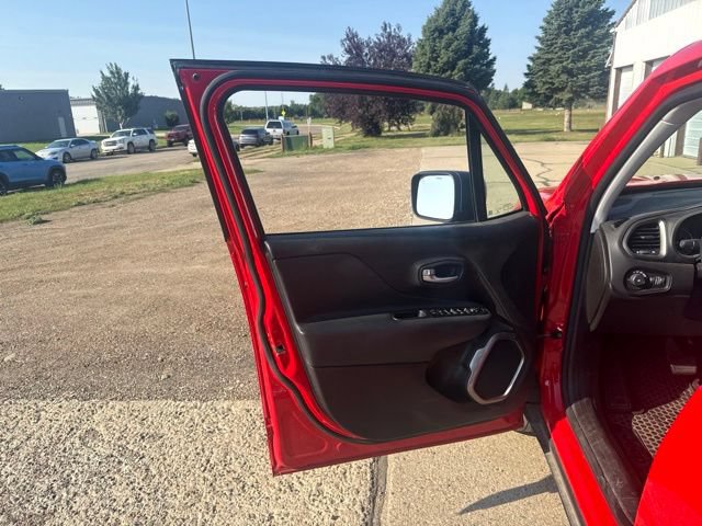 Used 2023 Jeep Renegade Latitude w/ Premium Group AWD/4WD image 12