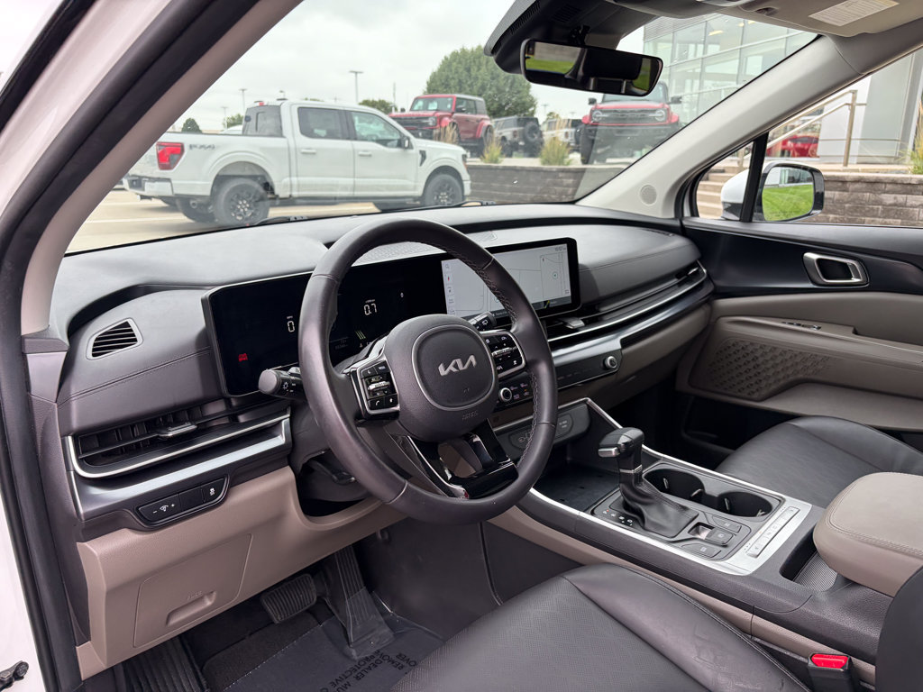 Used 2025 Kia Carnival FWD image 9
