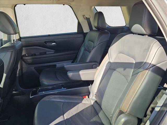 Used 2023 Nissan Pathfinder Platinum image 11