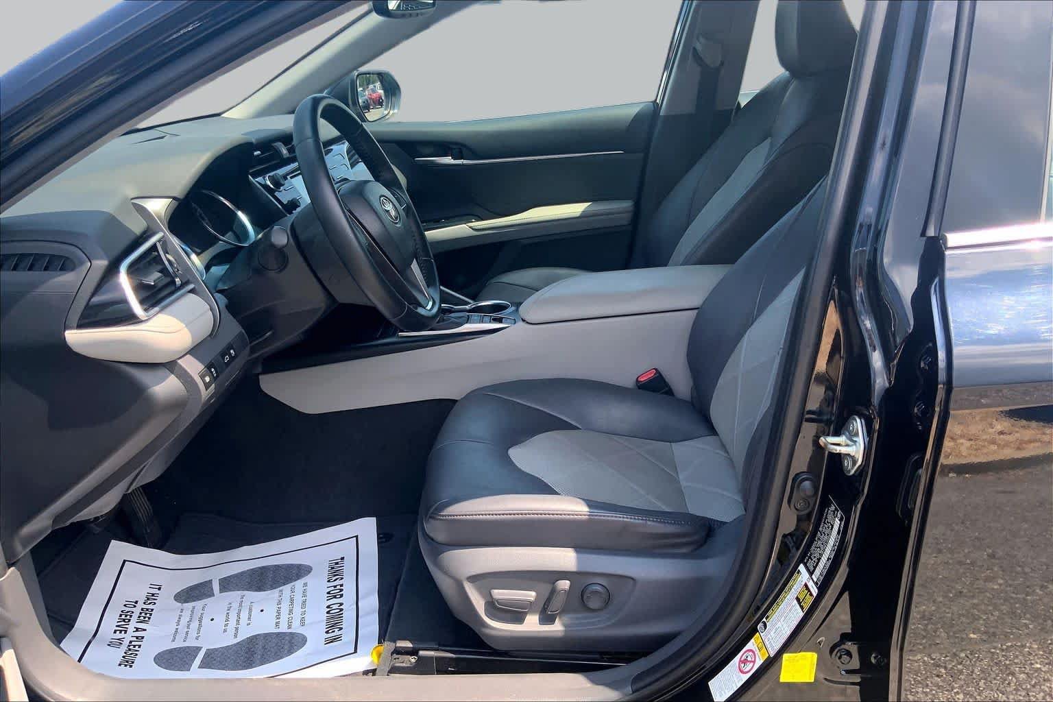 Used 2018 Toyota Camry XLE FWD image 8