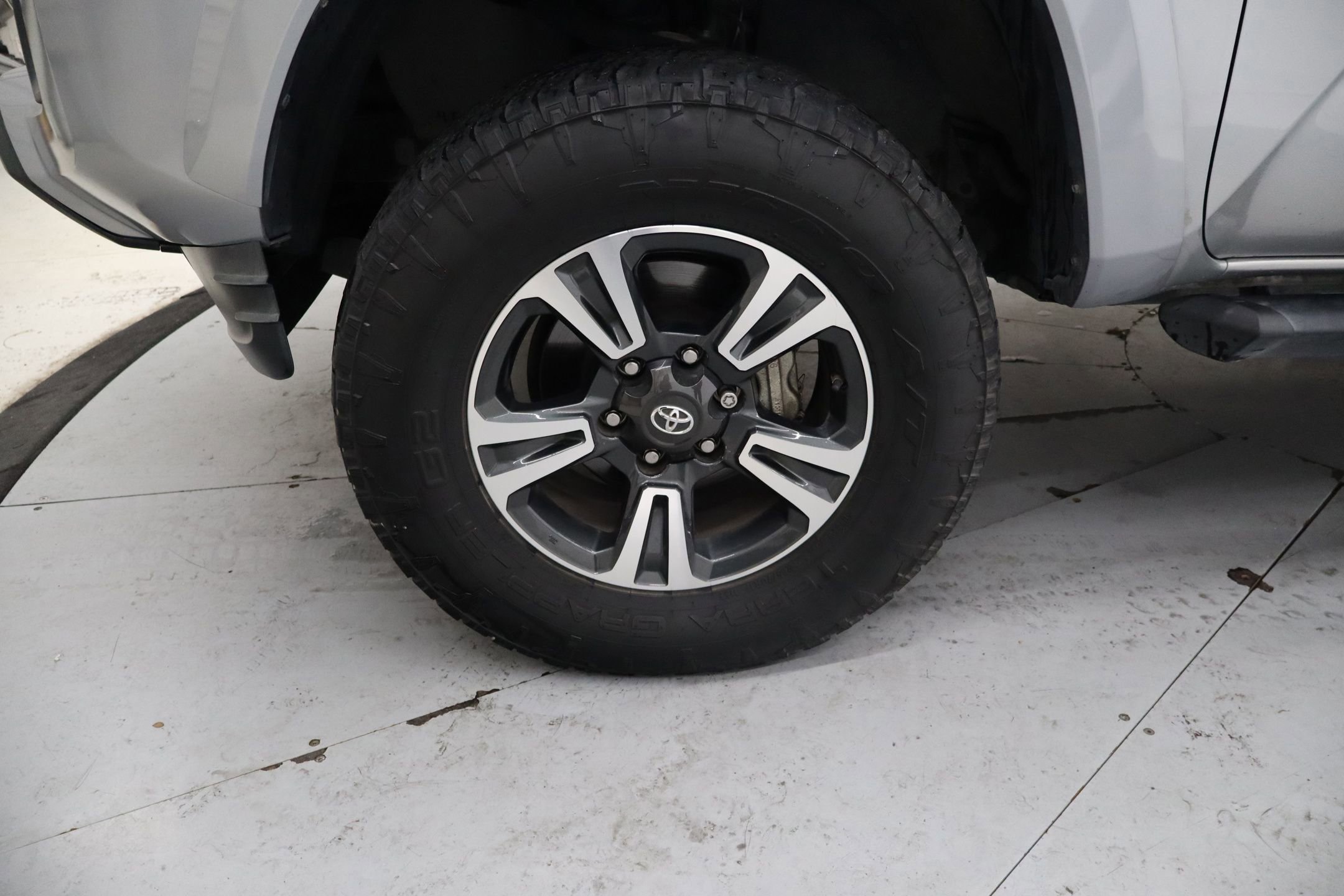 Used 2017 Toyota Tacoma TRD Sport w/ Tow Package image 12