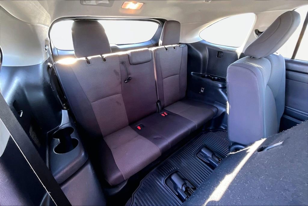 Used 2024 Toyota Highlander LE FWD image 27
