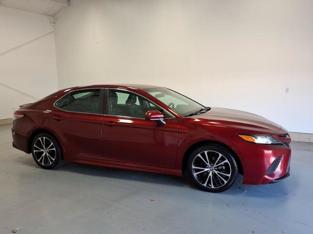Used 2018 Toyota Camry SE FWD image 2
