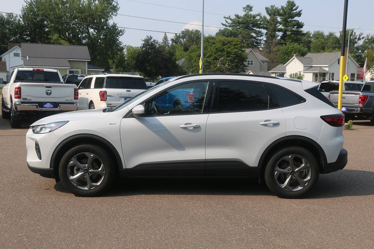 Certified 2025 Ford Escape ST-Line Select AWD/4WD image 2
