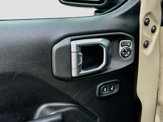 Used 2022 Jeep Gladiator Sport AWD/4WD image 16