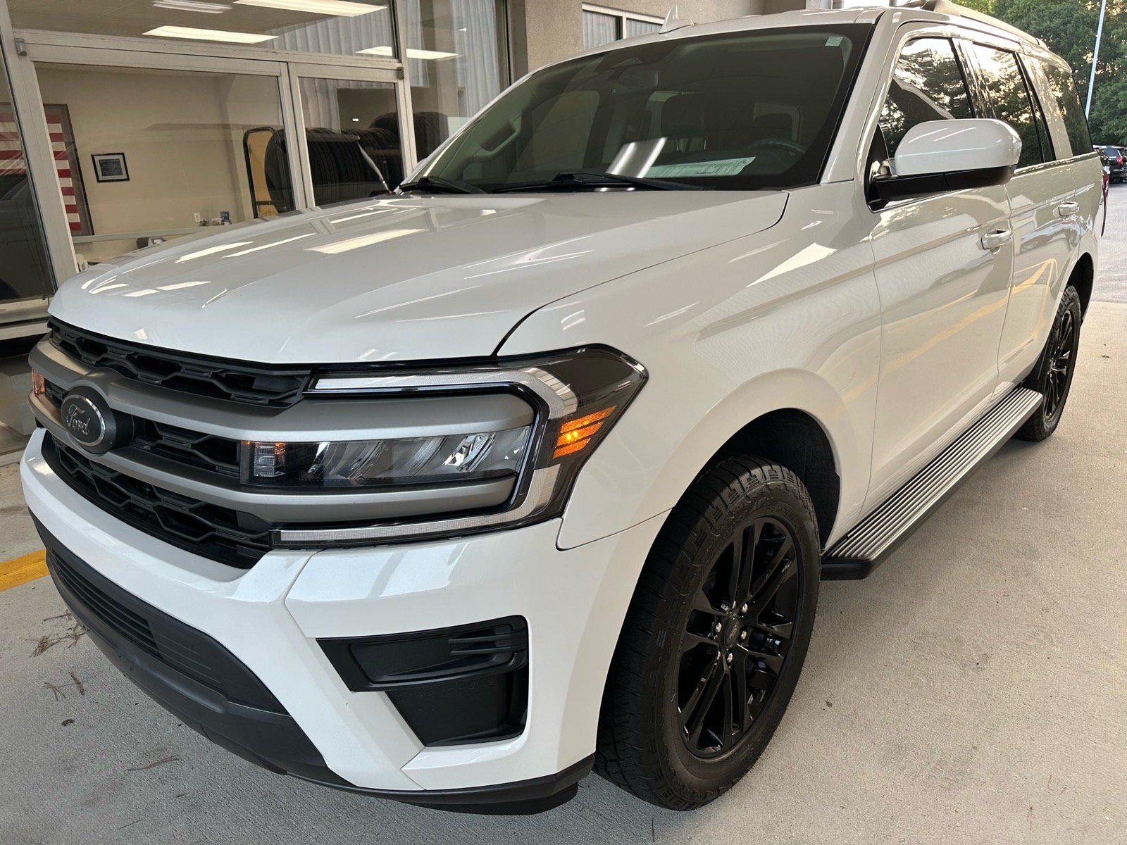 Certified 2024 Ford Expedition XLT RWD image 3