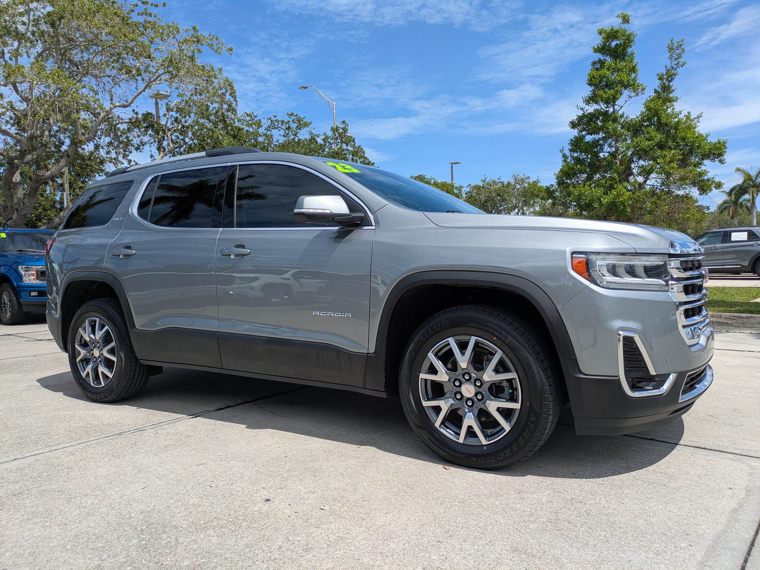 Used 2023 GMC Acadia SLT FWD image 2