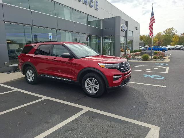 Certified 2024 Ford Explorer XLT w/ Equipment Group 202A AWD/4WD image 2