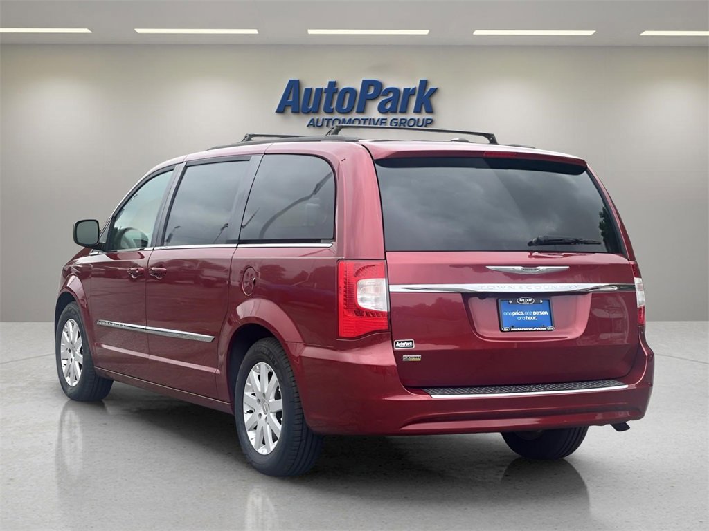 Used 2016 Chrysler Town & Country Touring image 3
