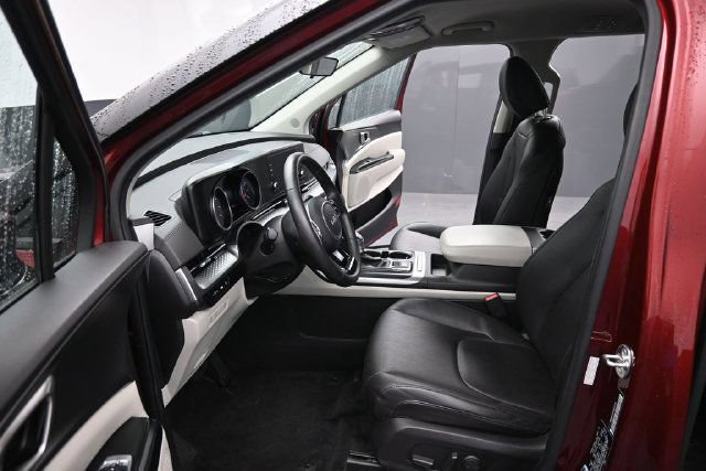 Used 2024 Kia Carnival LX FWD image 37
