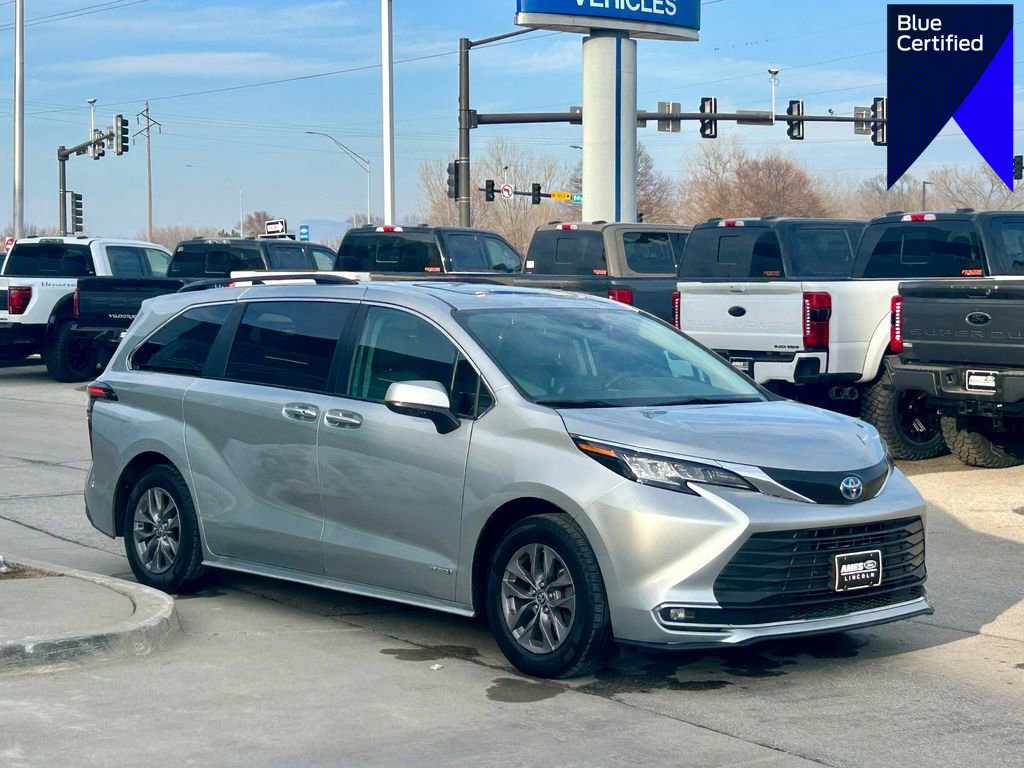 Used 2021 Toyota Sienna XLE image 1