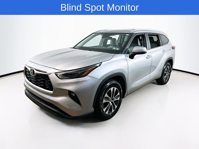 Used 2024 Toyota Highlander XLE FWD image 3
