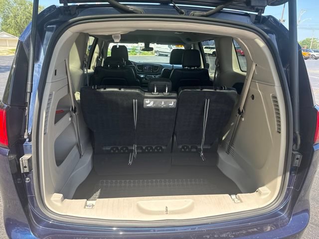 Used 2018 Chrysler Pacifica Touring-L Plus w/ Tire & Wheel Group FWD image 12