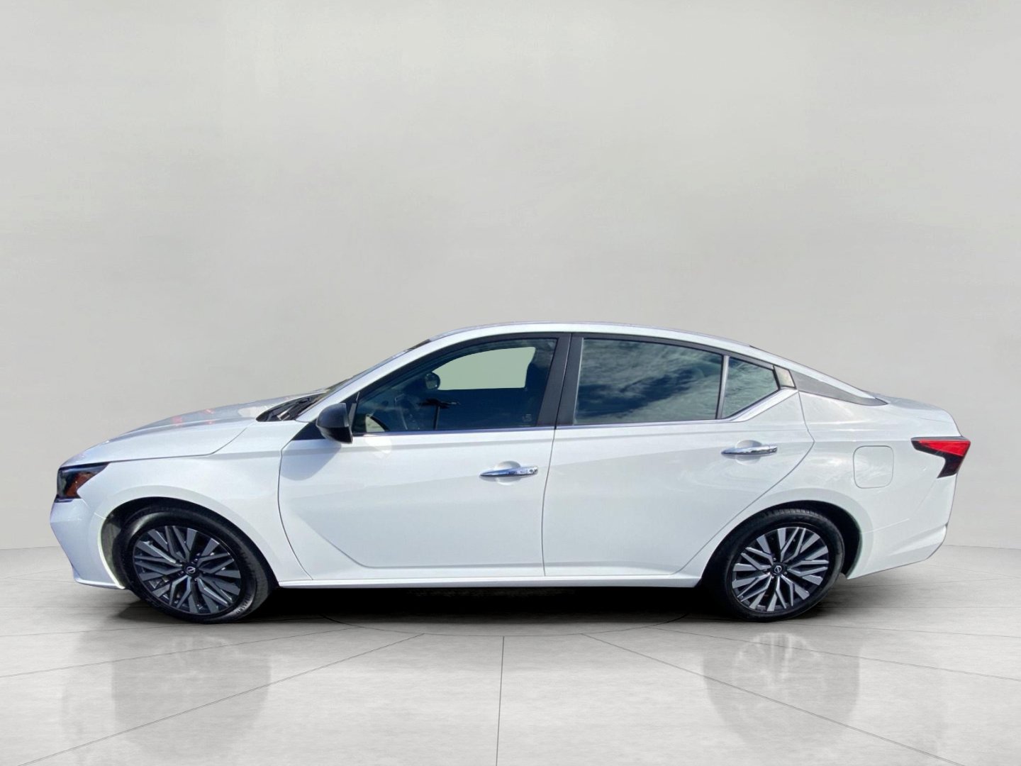 Used 2025 Nissan Altima 2.5 SV FWD image 5