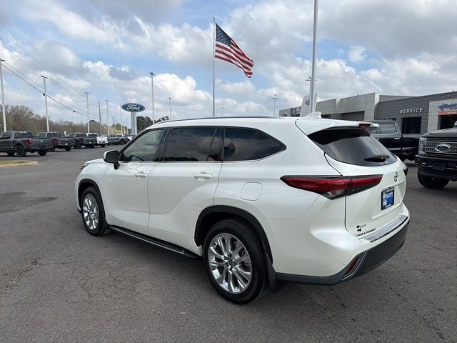 Used 2021 Toyota Highlander Limited FWD image 3