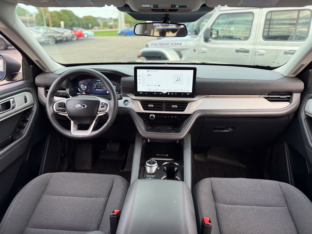 Certified 2025 Ford Explorer Active AWD/4WD image 2