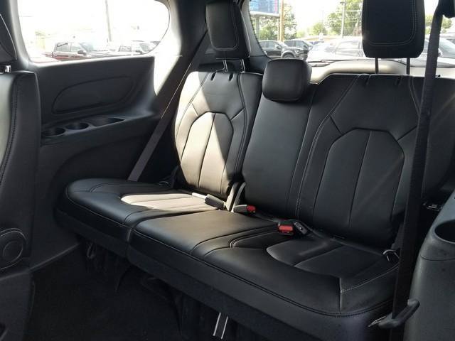 Used 2025 Chrysler Pacifica Select FWD image 16