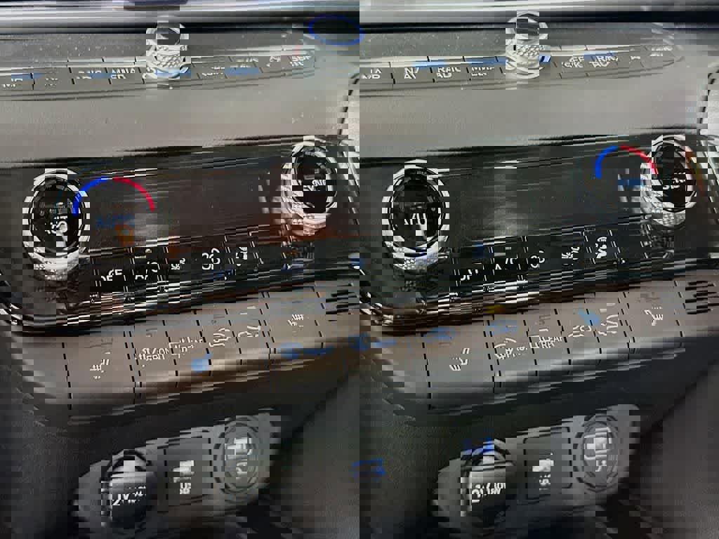 Used 2022 Hyundai Elantra Limited image 19