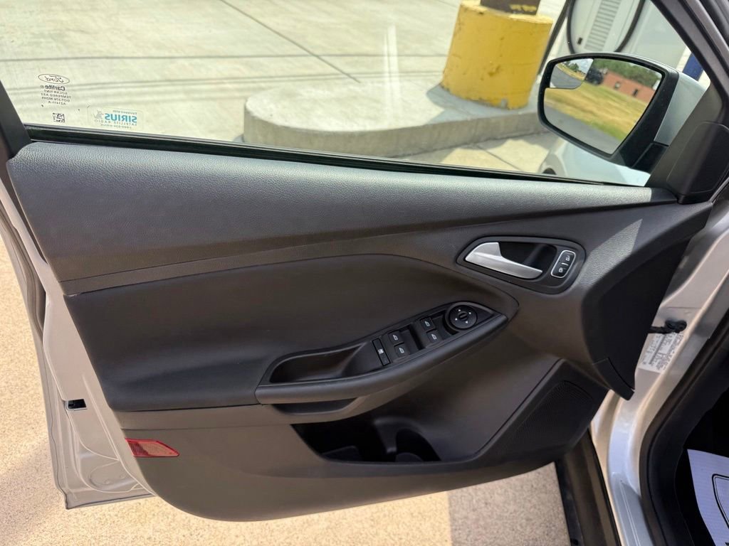Certified 2017 Ford Focus SE FWD image 20