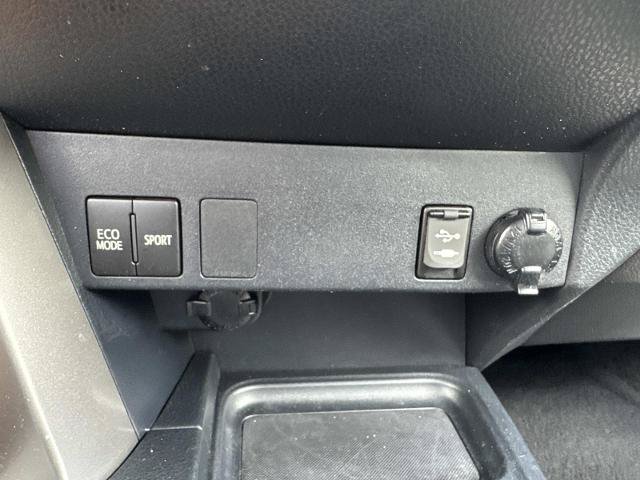 Used 2018 Toyota RAV4 LE FWD image 21