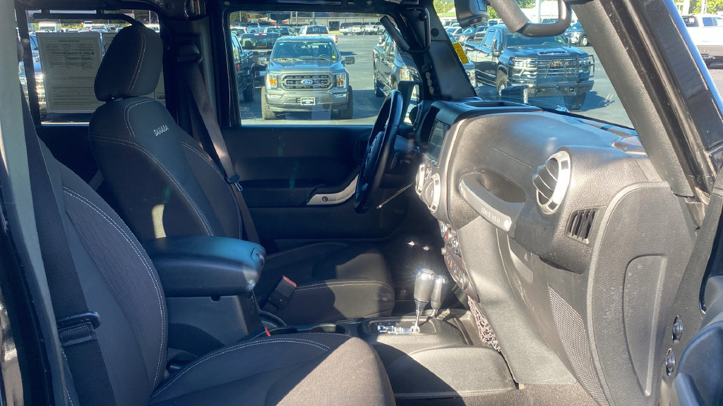 Used 2018 Jeep Wrangler Unlimited Sahara w/ Connectivity Group AWD/4WD image 12