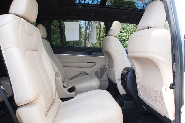 Used 2025 Jeep Grand Cherokee L Limited w/ Luxury Tech Group II image 13