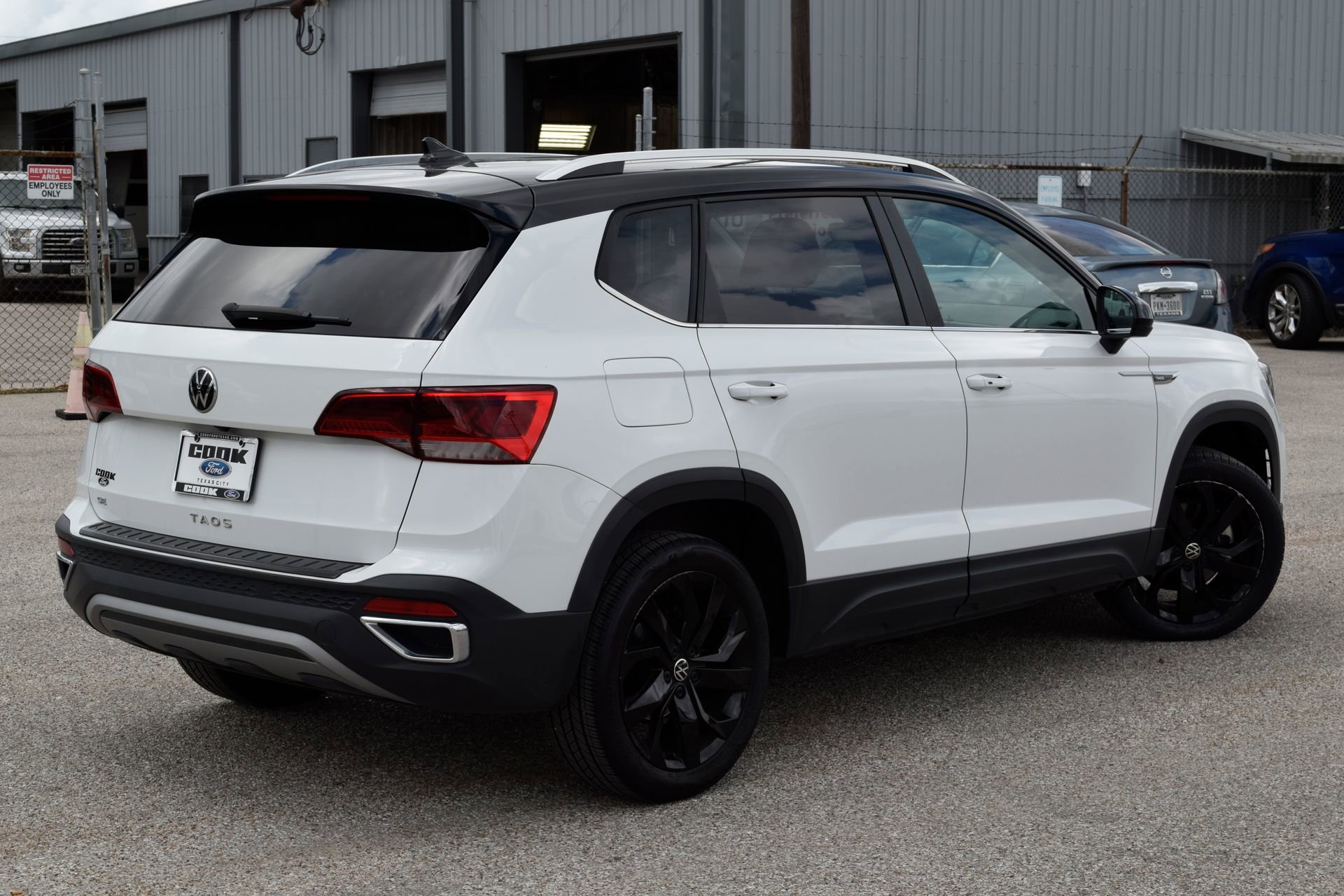 Used 2024 Volkswagen Taos SE w/ Panoramic Sunroof Package FWD image 6