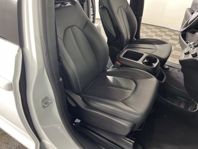 Used 2025 Chrysler Pacifica Select image 18