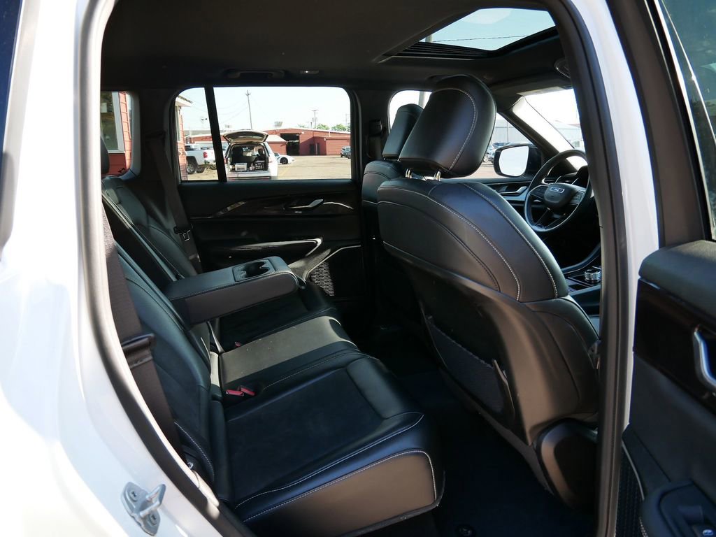 Used 2022 Jeep Grand Cherokee Altitude AWD/4WD image 9