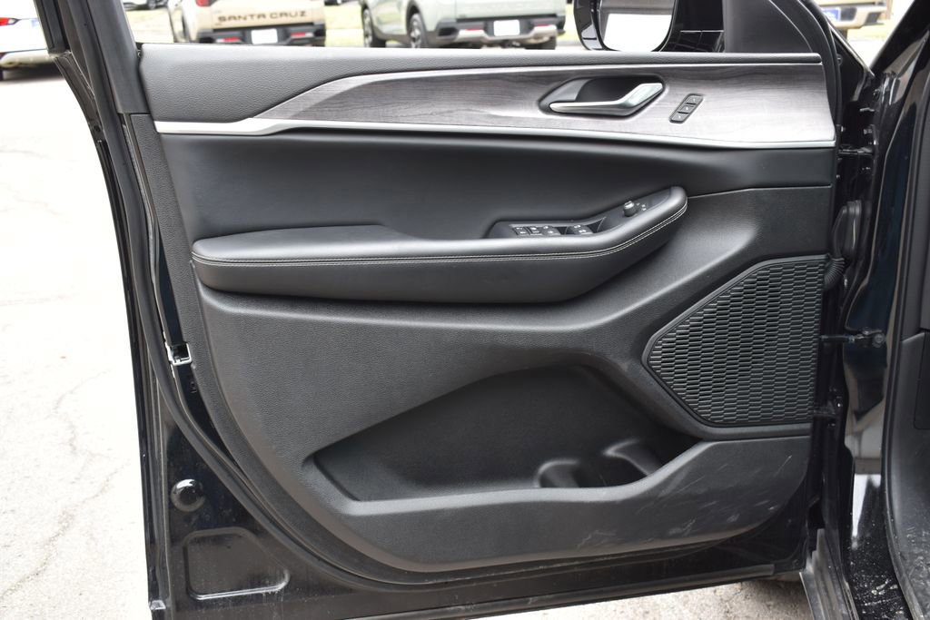 Used 2023 Jeep Grand Cherokee Limited w/ Black Appearance Package image 8