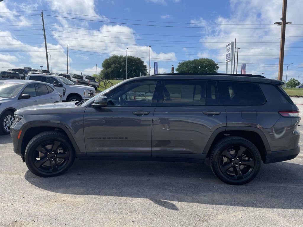 Used 2021 Jeep Grand Cherokee L Laredo image 2