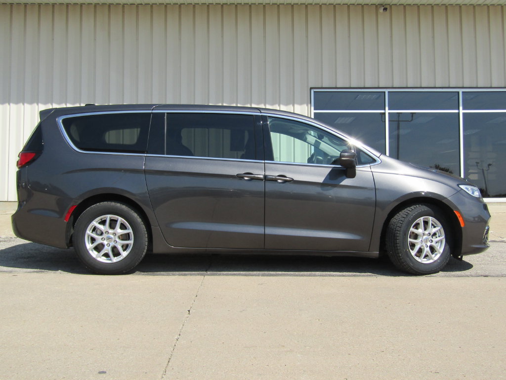 Used 2023 Chrysler Pacifica Touring-L FWD image 2