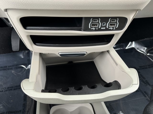 Used 2024 Chrysler Pacifica Touring-L image 28