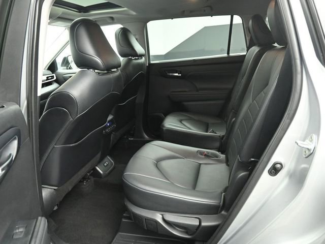 Used 2021 Toyota Highlander XLE AWD/4WD image 37